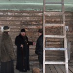 Благочинный Зубово-Полянского района игумен Алексий (Дегаев), помощник благочинного иерей Иоанн Фрунзе и иерей Павел Семенов посетили поселок Свеженькая. Отцу Павлу предстоит окормлять паству этого затерявшегося в глухих лесах поселка, ставшего печально известным благодаря страшному пожару в июле 2010 года.