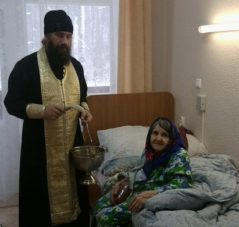 Водосвятный молебен в доме для престарелых.